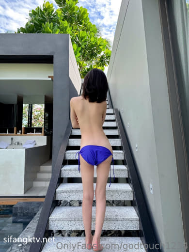 【2023-04-17】Holes at front, back.. Do I look yummy😍.m4v