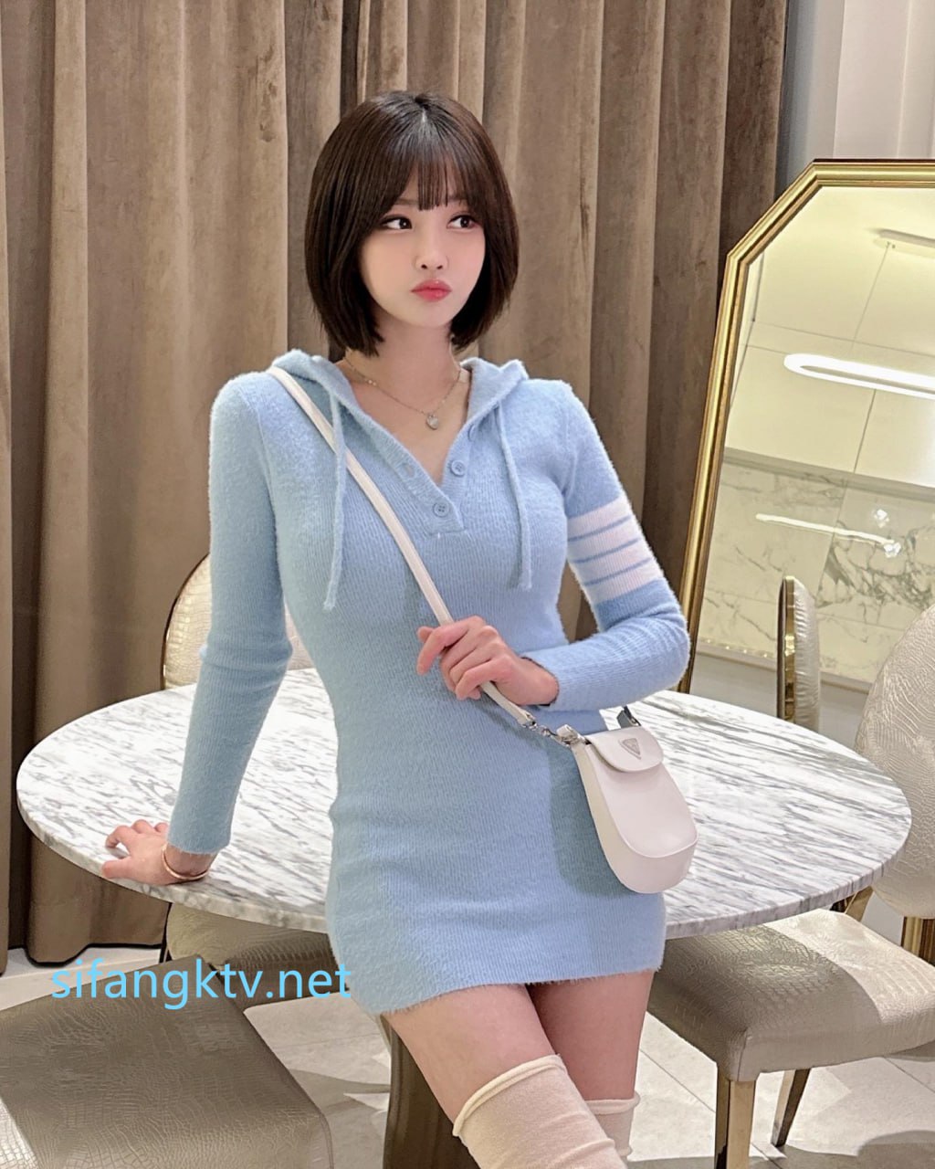 【2023-04-06】Getting more horny outside ❤️.m4v